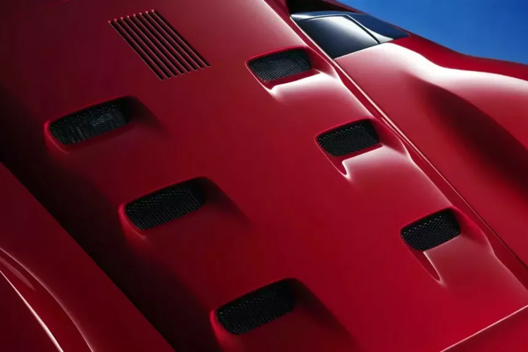 Toàn bộ hiệu suất đó được truyền xuống mặt đất thông qua hộp số ly hợp kép tám cấp (lấy cảm hứng từ những nỗ lực của Ferrari Formula 1), đưa F80 vượt xa rào cản 322 km/h. Nhà sản xuất tuyên bố tốc độ tối đa là 350 km/h và tăng tốc từ 0-100 km/h trong 2,15 giây, nhanh hơn rất nhiều Bugatti Chiron hay các siêu xe megacar khác.