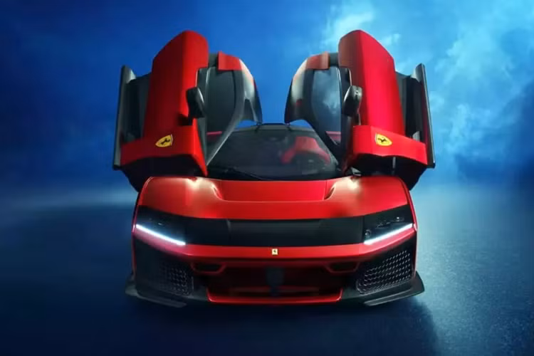 Ferrari F80 2025 mới sở hữu động cơ dung tích 3 lít, góc nghiêng 120 độ giữa hai bên, nạp khí tăng áp, vòng tua máy cao nhất 9.200 vòng/phút, công suất 888 mã lực, mô-men xoắn 850 Nm, tỷ số nén 9,5:1, thanh truyền titan, hệ dẫn động bốn bánh toàn thời gian với hệ thống phân bổ mô-men xoắn trục trước.