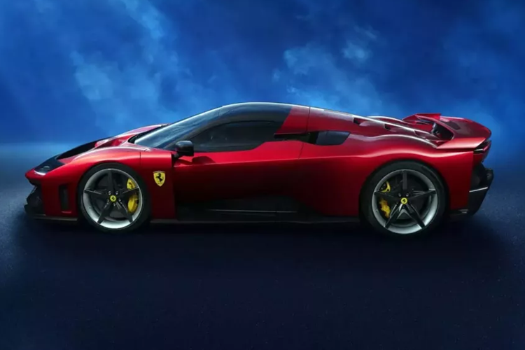 Chiếc F80 đi kèm với chức năng Ferrari Integrated Vehicle Estimator, mô hình do máy tính tạo ra này sử dụng dữ liệu đầu vào của các cảm biến để dự đoán hành vi của nó trong thế giới thực và thực hiện các điều chỉnh cần thiết cho tất cả các thành phần. Chiếc Ferrari mới cung cấp ba chế độ lái khác nhau Hybrid, Performance và Qualify, mà không có khả năng lái hoàn toàn bằng điện. Phanh carbon mạnh gấp đôi và tản nhiệt tốt hơn gấp ba lần so với thế hệ trước.