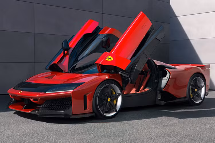 Mặc dù là xe hai chỗ ngồi xuyên suốt, F80 được Ferrari định nghĩa là bố cục "1+", với toàn bộ buồng lái chỉ tập trung vào người lái. Bảng điều khiển cũng hướng về phía người ngồi sau tay lái. Hành khách là người thứ hai, với ghế ngồi gần như vô hình do độ tương phản cao giữa lớp bọc màu đỏ của ghế lái và lớp phủ màu đen ở phía hành khách. 