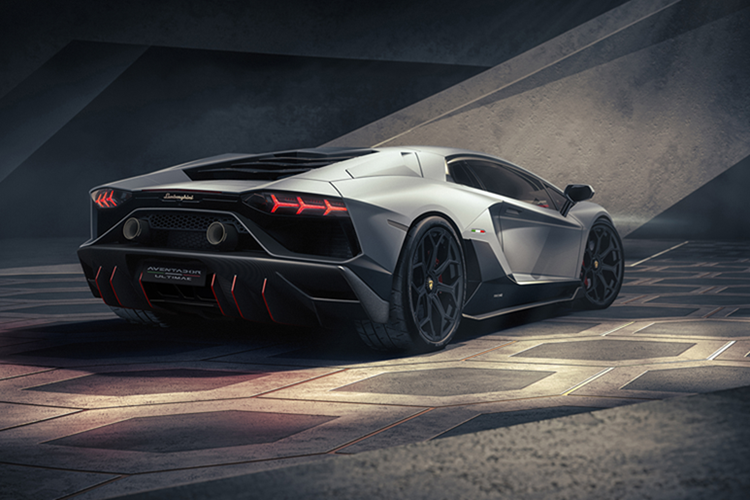 Những thông số ấn tượng trên đã giúp cho siêu xe Lamborghini Revuelto LB744 có thể tăng tốc từ vị trí xuất phát lên 100 km/h trong thời gian 2,5 giây, từ 0-200 km/h trong thời gian dưới 7 giây và đạt vận tốc tối đa 350 km/h.