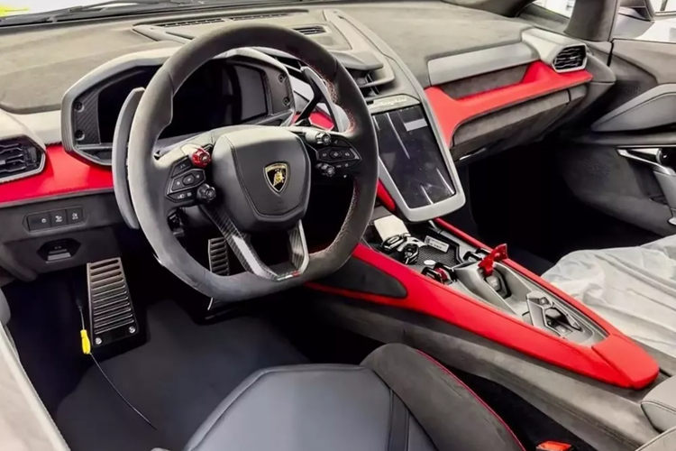 Ước tính, kèm thêm 1 số khoản chi phí để lăn bánh, siêu xe hybrid Lamborghini Revuelto của đại gia Jacky sẽ có tổng giá trị gần 55 tỷ đồng. Trước đó, đại gia Jacky cũng đã chi số tiền tương đương như trên để sở hữu chiếc siêu xe mui trần Ferrari SF90 Spider.