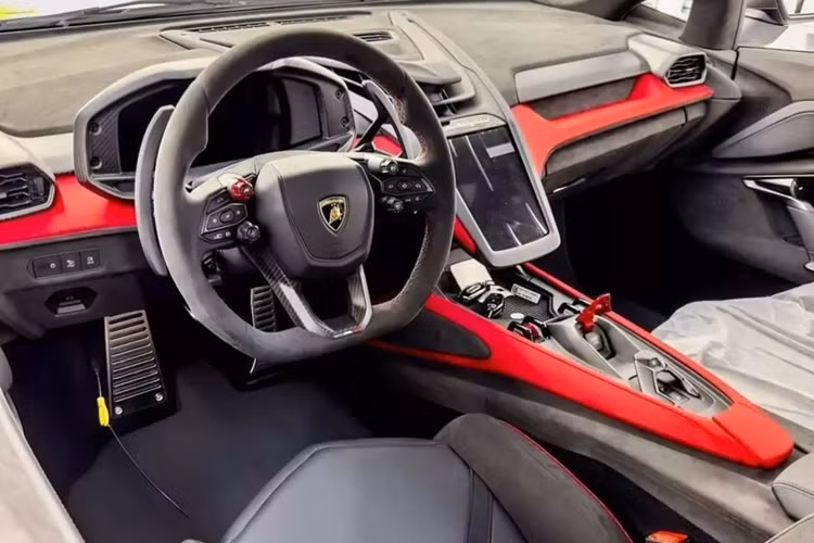 Ước tính, kèm thêm 1 số khoản chi phí để lăn bánh, siêu xe hybrid Lamborghini Revuelto của đại gia Jacky sẽ có tổng giá trị gần 55 tỷ đồng. Trước đó, đại gia Jacky cũng đã chi số tiền tương đương như trên để sở hữu chiếc siêu xe mui trần Ferrari SF90 Spider.