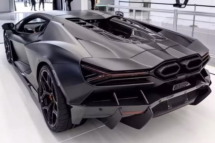 Sau cùng là mức thuế giá trị gia tăng, 10% trên tổng giá bán, thêm 4,5 tỷ đồng, như vậy, giá xe Lamborghini Revuelto của đại gia Jacky sau khi cộng các tùy chọn, thuế có giá bán 49,86 tỷ đồng, mức giá này chưa bao gồm các chi phí như trước bạ, bảo hiểm xe, đăng kiểm v.v.v..