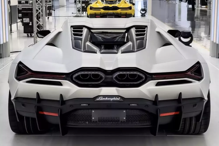 Và không để cư dân mạng chờ lâu, tay chơi xe Jacky đã bật mí luôn giá bán của chiếc siêu xe hybrid Lamborghini Revuelto này, theo đó, giá xe tiêu chuẩn của Lamborghini Revuelto là 40 tỷ đồng, và các trang bị mà đại gia Jacky chọn thêm, chỉ tốn hơn 5 tỷ đồng, tổng giá xe là 45,3 tỷ đồng.