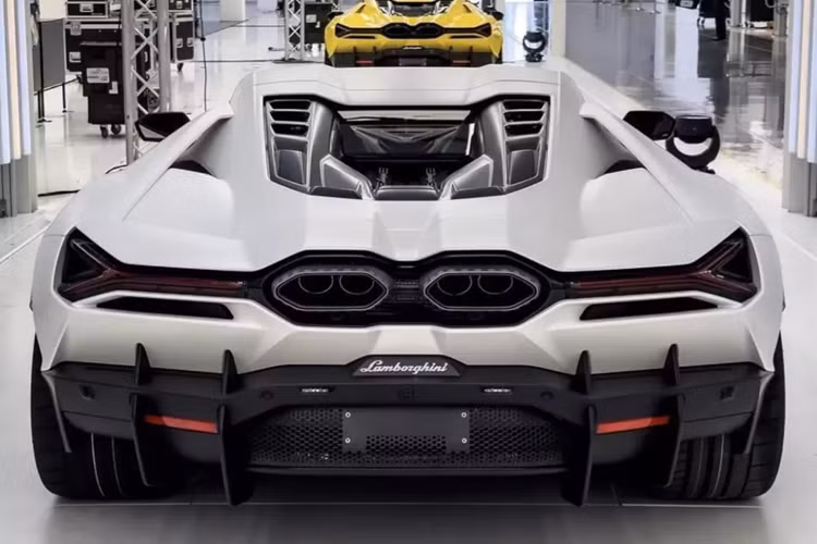 Và không để cư dân mạng chờ lâu, tay chơi xe Jacky đã bật mí luôn giá bán của chiếc siêu xe hybrid Lamborghini Revuelto này, theo đó, giá xe tiêu chuẩn của Lamborghini Revuelto là 40 tỷ đồng, và các trang bị mà đại gia Jacky chọn thêm, chỉ tốn hơn 5 tỷ đồng, tổng giá xe là 45,3 tỷ đồng.