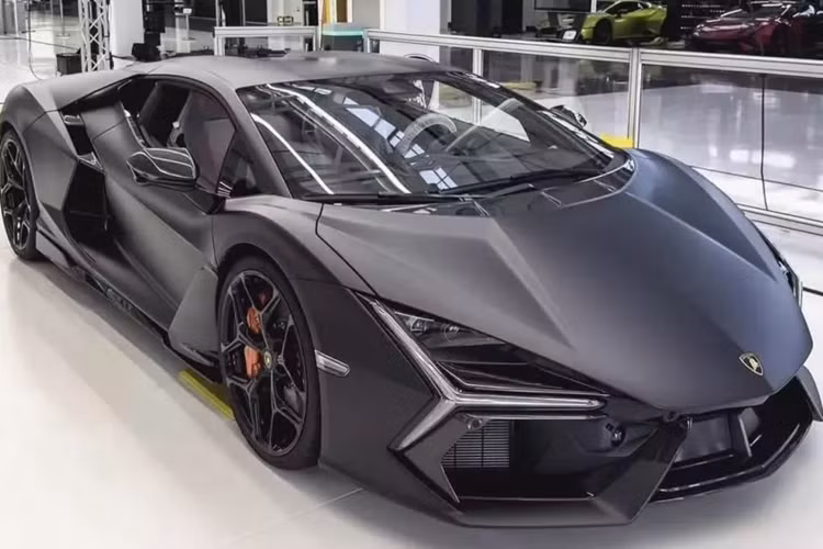 Mới đây, thông tin về việc đại gia bí ẩn Jacky mua Lamborghini Revuelto đã thu hút sự quan tâm của giới mê xe trong nước, cũng như cộng đồng mạng, trong số này, khá nhiều người tò mò rất muốn biết giá bán chiếc xe Lamborghini Revuelto của đại gia này là bao nhiêu.