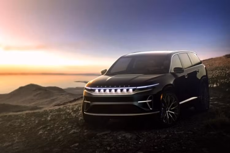 Bên cạnh đó, Jeep cũng đăng tải một đoạn video ngắn “nhá hàng” về thiết kế xe. Theo những hình ảnh được hé lộ, có thể thấy, Jeep Wagoneer S 2024 mới mang thiết kế đậm tính khí động học. Ngoại thất của xe được thiết kế mượt mà, mềm mại hơn, bớt đi những chi tiết gồ ghề, góc cạnh.