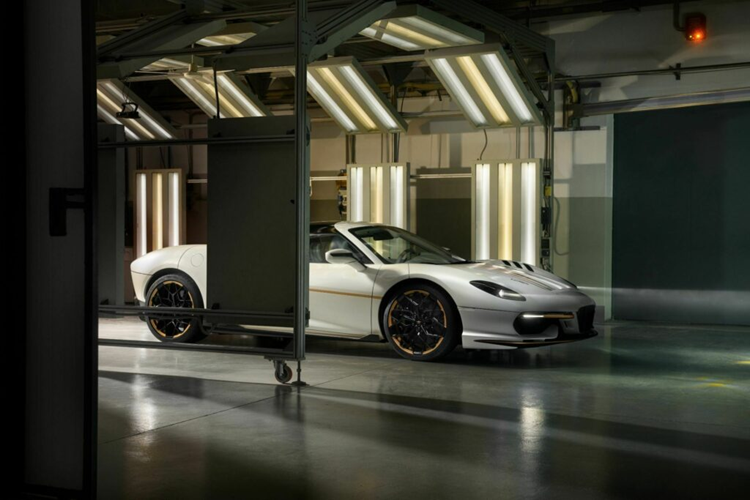 Điều làm nên sự khác biệt của chiếc Touring Arese RH95 Vento D’Oro dát vàng này là phong cách phối màu độc đáo của chiếc xe so với những chiếc từng được sản xuất trước đây. Xe được sơn màu sắc ngoại thất White Morning Frost được bổ sung bởi các điểm nhấn nổi bật bằng chính những lá vàng.