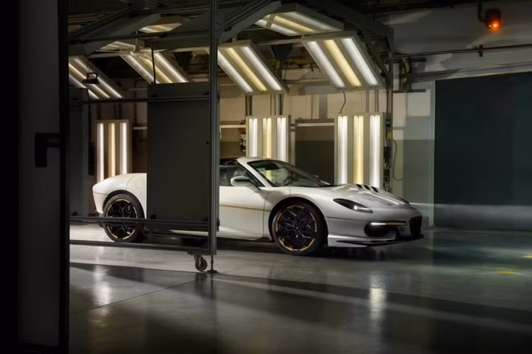 Điều làm nên sự khác biệt của chiếc Touring Arese RH95 Vento D’Oro dát vàng này là phong cách phối màu độc đáo của chiếc xe so với những chiếc từng được sản xuất trước đây. Xe được sơn màu sắc ngoại thất White Morning Frost được bổ sung bởi các điểm nhấn nổi bật bằng chính những lá vàng.