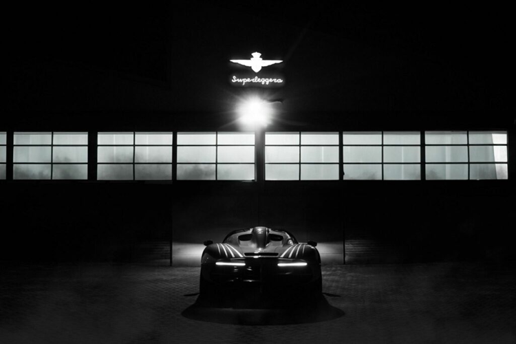 Theo Carrozzeria Touring Superleggera, các nghệ nhân của hãng đã dành 5.000 giờ để chế tác mỗi chiếc xe, tỉ mỉ chế tác đến từng chi tiết nhỏ nhất để đem đến một chiếc xe thực sự hoàn mỹ.