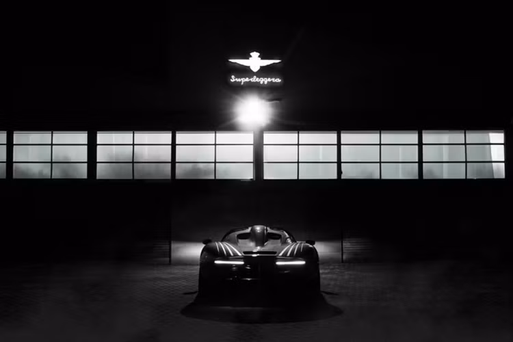 Theo Carrozzeria Touring Superleggera, các nghệ nhân của hãng đã dành 5.000 giờ để chế tác mỗi chiếc xe, tỉ mỉ chế tác đến từng chi tiết nhỏ nhất để đem đến một chiếc xe thực sự hoàn mỹ.