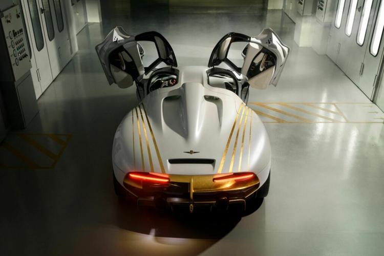 Một trong những chi tiết “đắt giá” hàng đầu trên chiếc xe này chính là tấm bảng kỷ niệm dưới phần nắp capo xe. Phần bảng này được tất cả những người thợ đã tham gia vào chế tạo chiếc xe này ký tên.