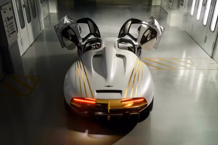 Một trong những chi tiết “đắt giá” hàng đầu trên chiếc xe này chính là tấm bảng kỷ niệm dưới phần nắp capo xe. Phần bảng này được tất cả những người thợ đã tham gia vào chế tạo chiếc xe này ký tên.