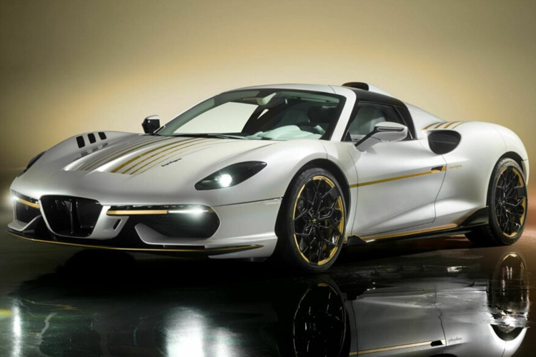 Với phiên bản lần này, thương hiệu đã đặt tên cho xe là “Vento D’Oro”, tạm dich nghĩa là “Cơn gió vàng”. Chiếc Touring Arese RH95 Vento D’Oro đặc biệt này được chế tạo thủ công dựa trên nền tảng của mẫu xe Ferrari 488 này sở hữu các chi tiết trang trí được dát bằng những lá vàng trang trí đắt giá trên nền thân xe màu trắng.