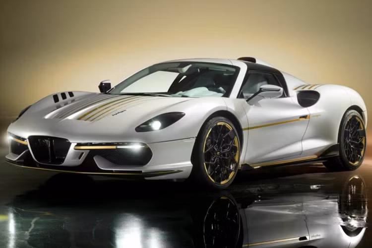 Với phiên bản lần này, thương hiệu đã đặt tên cho xe là “Vento D’Oro”, tạm dich nghĩa là “Cơn gió vàng”. Chiếc Touring Arese RH95 Vento D’Oro đặc biệt này được chế tạo thủ công dựa trên nền tảng của mẫu xe Ferrari 488 này sở hữu các chi tiết trang trí được dát bằng những lá vàng trang trí đắt giá trên nền thân xe màu trắng.