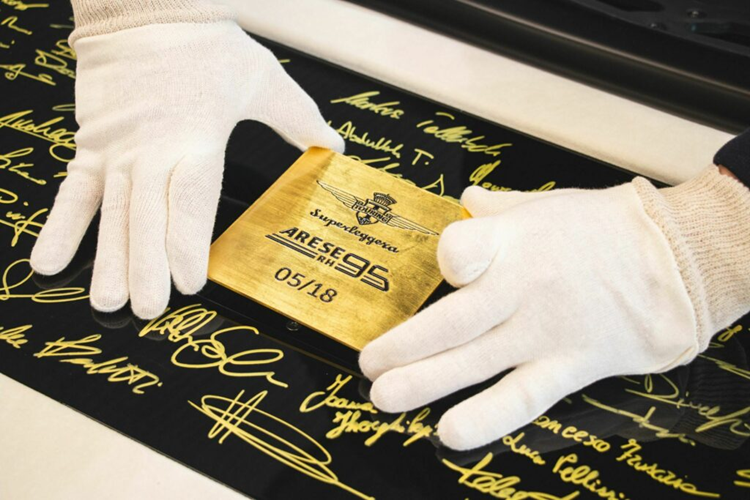 Về tổng thể, khoang nội thất của xe vẫn được giữ nguyên thiết kế của Ferrari, tuy nhiên Touring đã tinh chỉnh một số chi tiết nhỏ như phần cửa gió điều hòa hay phần vách ngăn giữa bảng táp lô nhằm đem đến một khu vực tập trung hơn vào phía người lái.