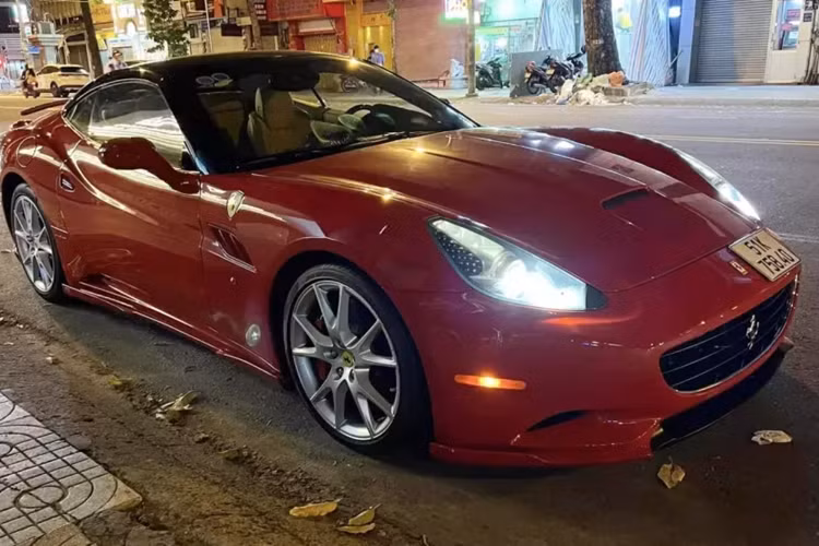 Vào tối hôm qua, ngày 29/6/2024, trên đường phố TP HCM, đã bất ngờ xuất hiện 1 chiếc siêu xe Ferrari California mui trần, được biết, số lượng xe này tại Việt Nam chỉ dưới 7 chiếc, với 5 xe tiêu chuẩn, và 2 xe bản nâng cấp giữa vòng đời.