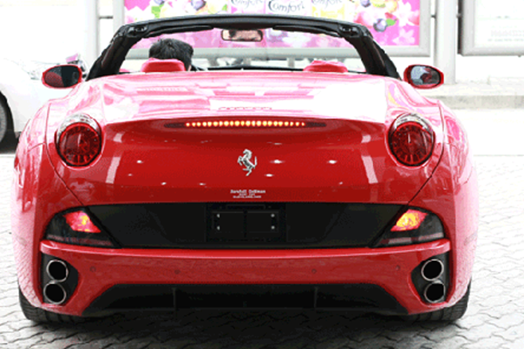 Siêu xe mui trần Ferrari California sử dụng động cơ V8 đặt trước có dung tích 4.3 lít, kết hợp cùng hệ thống phun xăng trực tiếp GDI nhờ đó giúp xe sản sinh ra công suất tối đa 460 mã lực tại vòng tua máy 7.500 vòng/phút và mô-men xoắn cực đại 485 Nm.