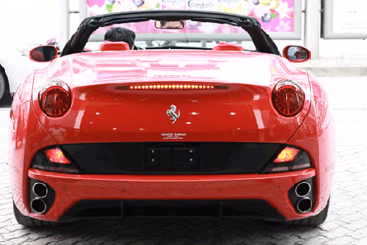Siêu xe mui trần Ferrari California sử dụng động cơ V8 đặt trước có dung tích 4.3 lít, kết hợp cùng hệ thống phun xăng trực tiếp GDI nhờ đó giúp xe sản sinh ra công suất tối đa 460 mã lực tại vòng tua máy 7.500 vòng/phút và mô-men xoắn cực đại 485 Nm.