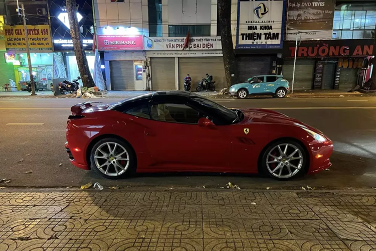 Theo tìm hiểu, chủ nhân hiện tại của chiếc siêu xe mui trần Ferrari California độ Hamann này cũng là người sưu tầm, và chỉ chia sẻ lại các xe hiếm cho những người chung đam mê.