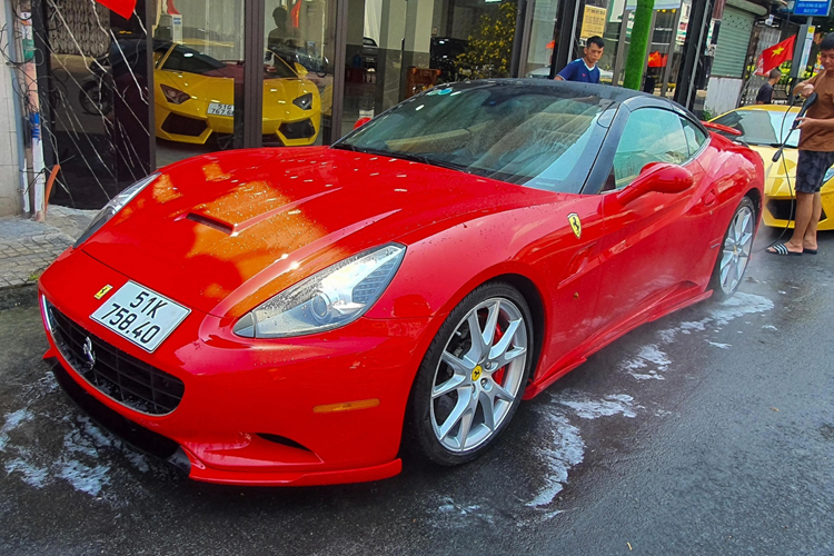 Được biết, đây là chiếc siêu xe mui trần Ferrari California duy nhất trên thị trường mang bộ body kit của hãng độ Hamann, chiếc xe này từng thuộc sở hữu của đại gia Đỗ Bình Dương, hay còn gọi Dương "Kon", xe ban đầu mang biển Ngoại giao, nhưng nay đã đóng đầy đủ thuế, ra biển số 51K.