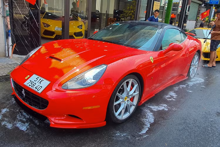 Được biết, đây là chiếc siêu xe mui trần Ferrari California duy nhất trên thị trường mang bộ body kit của hãng độ Hamann, chiếc xe này từng thuộc sở hữu của đại gia Đỗ Bình Dương, hay còn gọi Dương "Kon", xe ban đầu mang biển Ngoại giao, nhưng nay đã đóng đầy đủ thuế, ra biển số 51K.