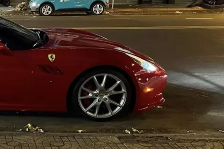 Được biết, sau 13 năm về nước, xe lăn bánh chưa đến 15.000 miles, tức trung bình mổi năm, siêu ngựa chỉ lăn bánh gần 1.200 miles. So với các xe Ferrari California tiêu chuẩn, bản độ Hamann sẽ có điểm nhấn như logo của nhà độ này xuất hiện trên cánh lướt gió trước, nẹp sườn bên hông và khuếch tán gió.