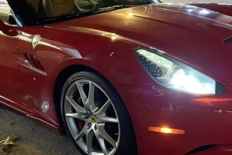Ngoài ra, ngoại hình của siêu xe mui trần Ferrari California độ Hamann còn gây ấn tượng hơn xe tiêu chuẩn nhờ việc siêu xe mui trần này có gắn thêm phần cánh gió đuôi carbon, đối lập với màu đỏ của xe, tuy nhiên hiện chi tiết này đã được sơn đỏ.