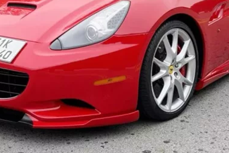 Giới mê xe còn đùa rằng, đây là chiếc xe Ferrari California hàng hiếm còn "sống xót" trên thị trường trong cuộc săn lùng xe Ferrari của doanh nhân Đặng Lê Nguyên Vũ, Chủ tịch Trung Nguyên. Trước đó, doanh nhân này cũng đã mua đến 2 chiếc xe California với 1 xe tiêu chuẩn, 1 bản nâng cấp giữa vòng đời mang tên California T.