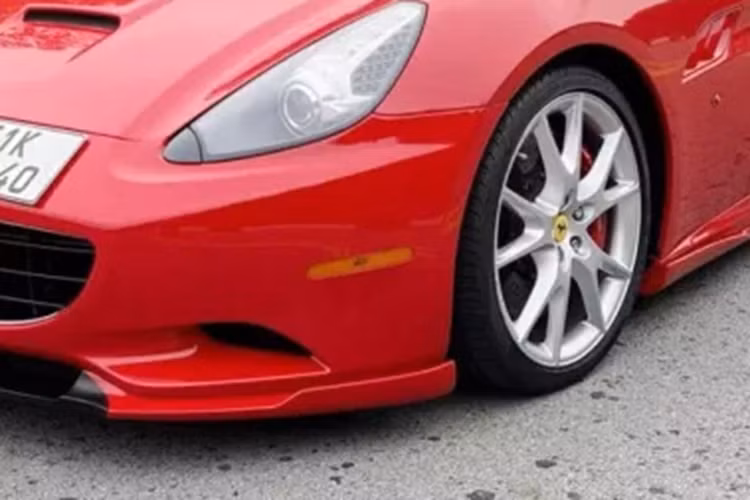 Giới mê xe còn đùa rằng, đây là chiếc xe Ferrari California hàng hiếm còn "sống xót" trên thị trường trong cuộc săn lùng xe Ferrari của doanh nhân Đặng Lê Nguyên Vũ, Chủ tịch Trung Nguyên. Trước đó, doanh nhân này cũng đã mua đến 2 chiếc xe California với 1 xe tiêu chuẩn, 1 bản nâng cấp giữa vòng đời mang tên California T.