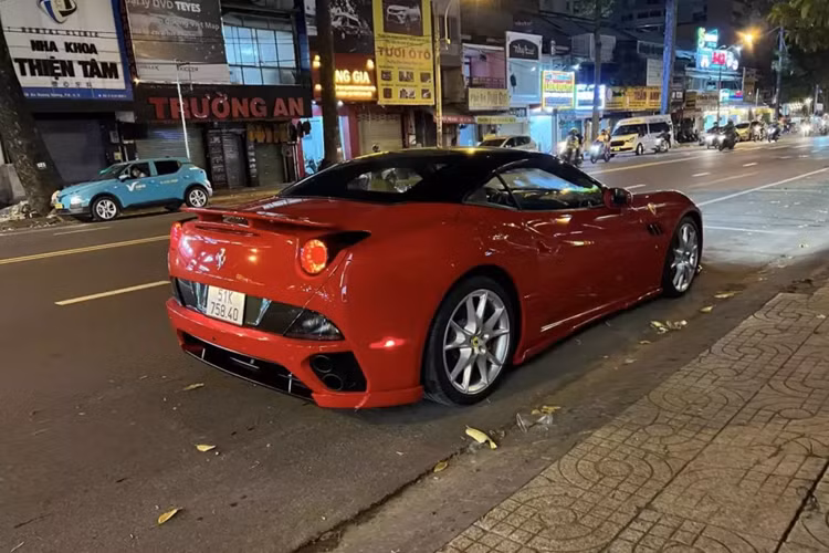 Động cơ trên Ferrari California độ Hamann mới vào Sài thành sẽ kết hợp cùng hộp số tự động ly hợp kép 7 cấp, nhờ đó, Ferrari California chỉ mất thời gian 4 giây để tăng tốc lên 100 km/h kể từ lúc đứng yên. Vận tốc tối đa của siêu xe mui trần Ferrari California là 310 km/h.