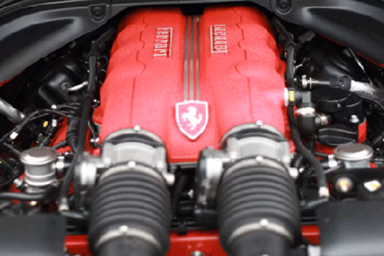 Ngoài ra, phần mui xếp cứng của siêu xe mui trần Ferrari California Hamann cũng như ống xả đều được dán hoặc sơn màu đen nhám, mang đến sự ấn tượng hơn cho xe. Sau cùng là bộ mâm của xe Ferrari California độ Hamann đã về màu bạc nguyên bản.