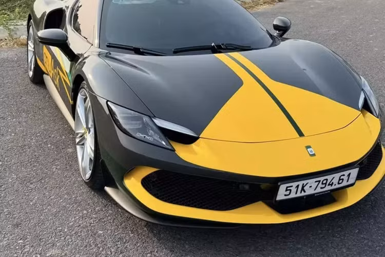 Không còn kiểu chia 3 phần riêng biệt, giờ đây, hốc gió trước của Ferrari 296 GTB đã trải dài sang 2 bên đầu xe nhìn thể thao và cá tính hơn. Bên hông xe vẫn có 1 hốc gió lớn đảm bảo luồng gió thổi vào khoang máy của xe. Ferrari 296 GTB có cánh gió điều chỉnh điện phía sau sẽ sản sinh một lực ép xuống mặt đường lên đến 360 kg tại vận tốc 250 km/h.