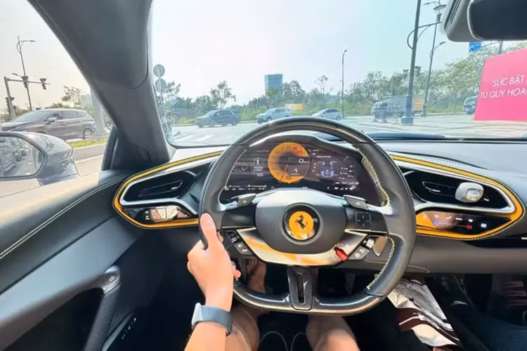 Ferrari áp dụng trên 296 GTB bảng đồng hồ kỹ thuật số kích thước lớn được bố trí kéo dài theo chiều ngang và không thể bỏ qua thiết kế vô lăng tương đồng với đàn anh SF90 Stradale khi ngoài các nút bấm cơ là cảm ứng và vuốt chạm.