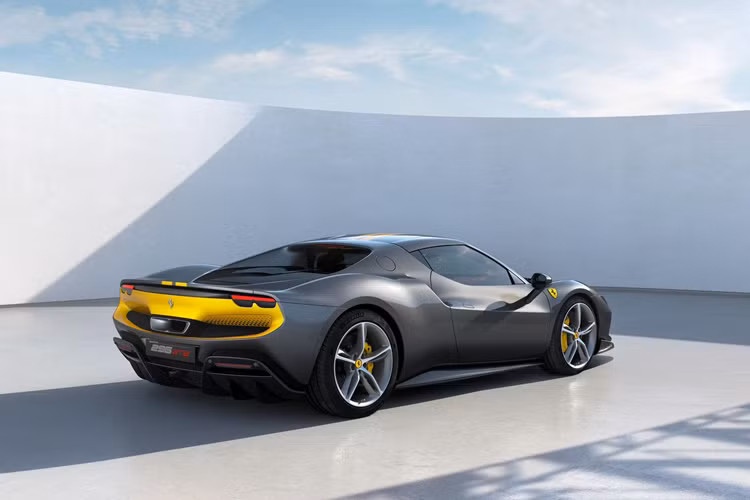 Hệ truyền động plug-in hybrid sẽ mang đến cho xe tổng công suất là 818 mã lực và mô-men xoắn cực đại là 740 Nm. Siêu xe Ferrari 296 GTB tăng tốc từ vị trí xuất phát lên 100 km/h chỉ trong thời gian 2,9 giây trước khi đạt vận tốc tối đa 330 km/h.