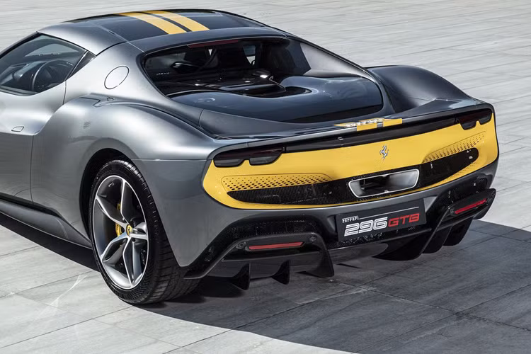 Dòng xe plug-in hybrid có thể di chuyển với quãng đường tối đa 25 km và vận tốc tối đa là 135 km/h chỉ với động cơ điện. Ngoài ra, Ferrari 296 GTB vẫn sở hữu tính năng eManettino với các chế độ chạy eDrive, Hybrid, Performance và Qualify cùng với đó là các tính năng Manettino quen thuộc như tiêu chuẩn, thể thao, đua, CT off và cuối cùng là ESC off.