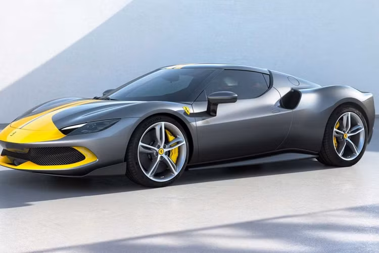 Ferrari 296 GTB sử dụng hệ truyền động plug-in hybrid với động cơ xăng V6, dung tích 2.9 lít, tăng áp, đây cũng là đánh dấu việc khối động cơ V6 quay trở lại sau 5 thập kỷ vắng bóng, động cơ đốt trong sản sinh công suất tối đa 654 mã lực và động cơ điện mang đến thêm công suất tối đa 164 mã lực.