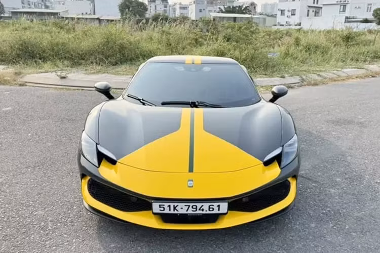 Số lượng Ferrari 296 GTB tại Việt Nam hiện khoảng 4 chiếc, trong đó có 2 xe màu vàng, 1 xám và 1 xe màu đỏ. Để làm mới ngoại thất cho chiếc 296 GTB có màu xám lông chuột này, một đại gia ở TP HCM đã quyết định cho "siêu ngựa" này lên bộ tem với điểm nhấn là sọc màu vàng chạy từ đầu ra đến đuôi xe, giống với gói Assetto Fiorano của hãng xe Ý.