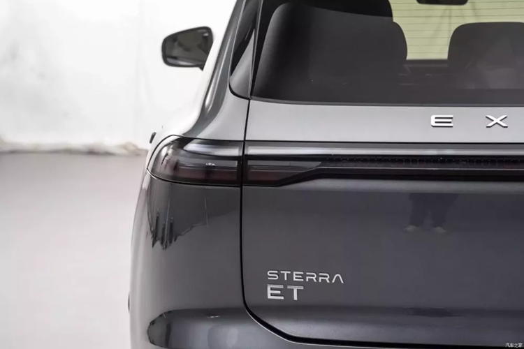 Nội thất của Exeed Sterra ET kết hợp ý tưởng thiết kế ngôi nhà cực kỳ tiện nghi, phong cách màu sắc nhẹ nhàng tạo nên phong cách ấm áp và đơn giản bằng đá cẩm thạch, trang trí bằng gỗ thật, các vật liệu cao cấp thân thiện với môi trường như Microfiber cũng được sử dụng trong xe.