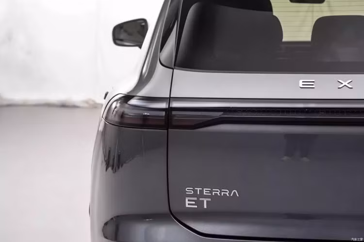 Nội thất của Exeed Sterra ET kết hợp ý tưởng thiết kế ngôi nhà cực kỳ tiện nghi, phong cách màu sắc nhẹ nhàng tạo nên phong cách ấm áp và đơn giản bằng đá cẩm thạch, trang trí bằng gỗ thật, các vật liệu cao cấp thân thiện với môi trường như Microfiber cũng được sử dụng trong xe.