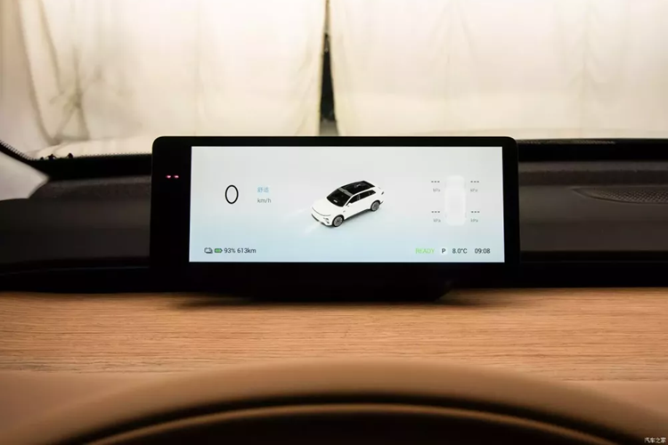 Về sức mạnh, phiên bản thuần điện của Exeed Sterra ET cung cấp hai hệ thống điện là động cơ đơn và động cơ kép. Phiên bản một động cơ có công suất tối đa 230kW, mô-men xoắn cực đại 425 Nm, tăng tốc từ 0-100km/h trong 6,4 giây và 6,6 giây, phạm vi hoạt động thuần điện CLTC là 625km và 760km.