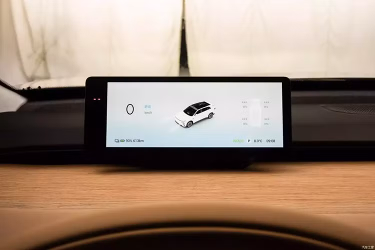 Về sức mạnh, phiên bản thuần điện của Exeed Sterra ET cung cấp hai hệ thống điện là động cơ đơn và động cơ kép. Phiên bản một động cơ có công suất tối đa 230kW, mô-men xoắn cực đại 425 Nm, tăng tốc từ 0-100km/h trong 6,4 giây và 6,6 giây, phạm vi hoạt động thuần điện CLTC là 625km và 760km.