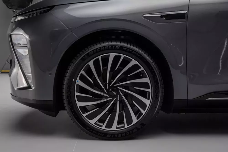 Cản sau được xử lý màu đen bóng giúp thân xe không bị quá xỉn màu và tạo cảm giác tổng thể khỏe khoắn. Chưa hết, nó còn nổi bật logo thương hiệu Exeed và được trang bị cánh lướt gió. Sau cùng là ngoại hình của chiếc xe Exeed Sterra ET mới có 5 màu: Canngling Green, Moon Shadow Grey, Starry Night Black, Yunshu White và Rime Blue.