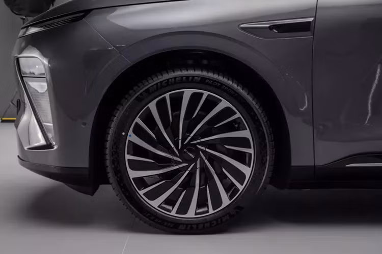 Cản sau được xử lý màu đen bóng giúp thân xe không bị quá xỉn màu và tạo cảm giác tổng thể khỏe khoắn. Chưa hết, nó còn nổi bật logo thương hiệu Exeed và được trang bị cánh lướt gió. Sau cùng là ngoại hình của chiếc xe Exeed Sterra ET mới có 5 màu: Canngling Green, Moon Shadow Grey, Starry Night Black, Yunshu White và Rime Blue.