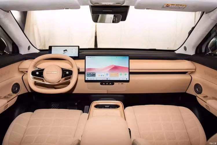 Kiểu dáng của vô lăng khá khác lạ, với đáy phẳng và hai nan hoa. Hình dáng này hơi giống kiểu dáng trên một chiếc xe concept. Các nút bấm cũng được bố trí trên các ròng rọc khiến thiết kế tổng thể trở nên đơn giản. Nội thất có bốn màu: vàng đen, nâu, xám và tím.