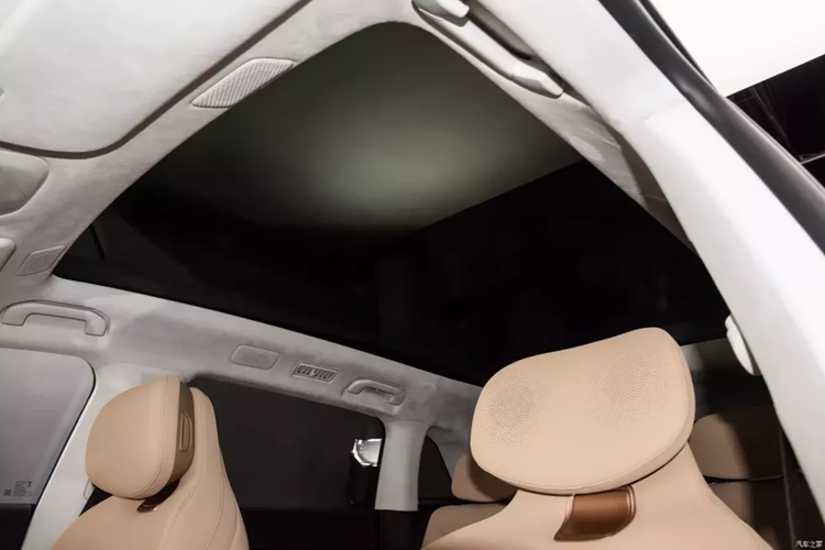 Mẫu xe dẫn động bốn bánh hai động cơ, phiên bản Pro có công suất tối đa 353kW, mô-men xoắn cực đại 663 Nm, tăng tốc 0-100km/h trong 4,7 giây và phạm vi hoạt động thuần điện CLTC là 540 km, còn bản cao cấp hơn có công suất tối đa 413kW, mô-men xoắn cực đại 691Nm, tăng tốc 0-100km/h trong 3,8 giây và có phạm vi hoạt động thuần điện CLTC là 655 km. 