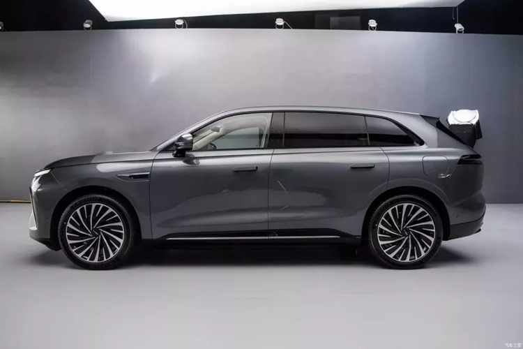 Phần đầu xe được trang bị lidar. Phần hông xe Exeed Sterra ET đầy đặn và bo tròn, với đường gân năng động, cửa không khung, tay nắm cửa ẩn,… đều là những cấu hình phổ biến ở các mẫu xe năng lượng mới hiện nay, bánh xe lớn tạo nên bầu không khí hoành tráng.