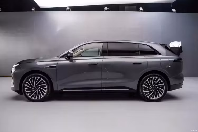 Phần đầu xe được trang bị lidar. Phần hông xe Exeed Sterra ET đầy đặn và bo tròn, với đường gân năng động, cửa không khung, tay nắm cửa ẩn,… đều là những cấu hình phổ biến ở các mẫu xe năng lượng mới hiện nay, bánh xe lớn tạo nên bầu không khí hoành tráng.