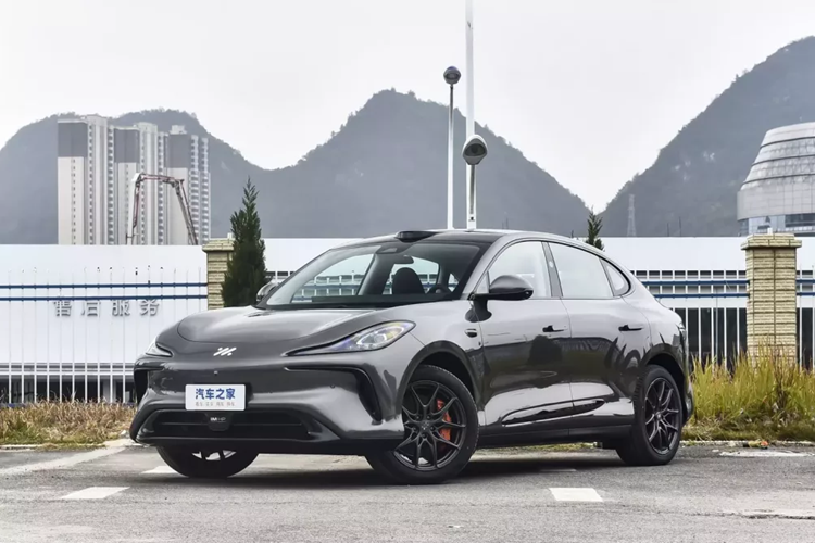 Ngoài ra, Exeed Sterra ET còn tích hợp các mô hình lái xe thông minh và buồng lái thông minh AI cỡ lớn. Người dùng có thể nói chuyện với trợ lý giọng nói ảo trong quá trình lái xe thông minh để hoàn thiện việc điều khiển lái xe thông minh. Các đối thủ của Exeed Sterra ET bao gồm Zhiji LS6, Denza N7 và các thương hiệu mới khác của các hãng xe Trung Quốc. 